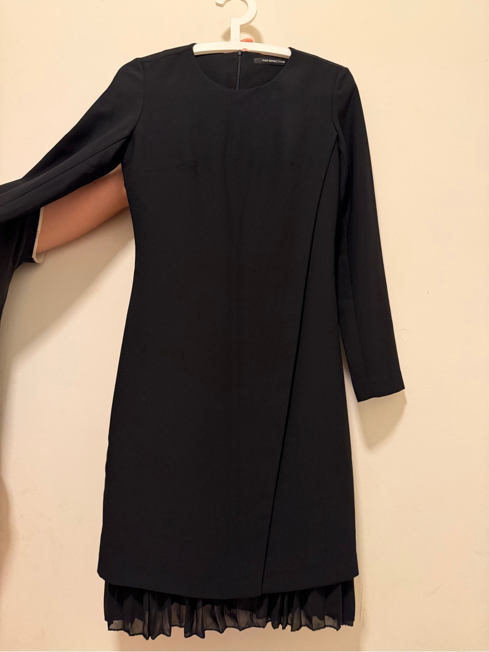 Sophisticated Black Long-Sleeve Shift Dress with Frilled Hem